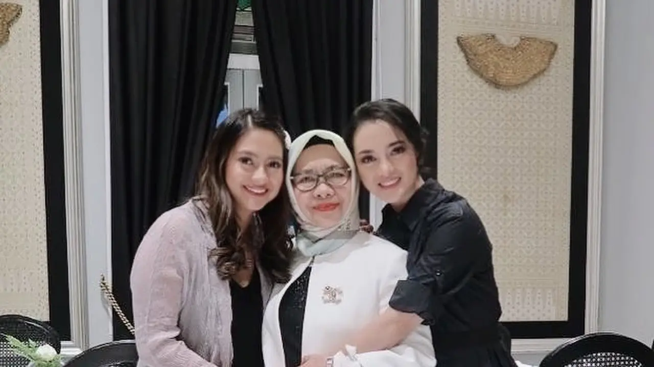 [Fimela] Ririn Ekawati dan Rini Yulianti