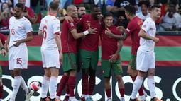 Para pemain Portugal berselebrasi setelah bek William Carvalho mencetak gol ke gawang Swiss pada pertandingan kedua Grup A2 UEFA Nations League di Stadion Jose Alvalade di Lisbon, Senin (6/6/2022). Kemenangan telak ini mengangkat Portugal ke posisi dua klasemen dengan empat poin dari dua laga. (AP Photo/Armando Franca)
