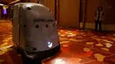 Robot pembersih lantai digunakan di pusat konvensi Marina Bay Sands, Singapura, (30/6).Proyek pengerjaan robot ini sedang digagas Singapura agar nantinya dapat membantu pekerjaan manusia. (REUTERS / Edgar Su)