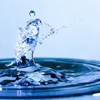 Saat ini masih banyak orang yang menggunakan galon guna ulang untuk air minum sehari-hari (Foto: Unsplash.com/Robert Anderson)