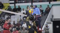 Tim putri Kalimantan Barat&nbsp;mengalahkan Daerah Istimewa Yogyakarta pada Kejuaraan Bola Voli Piala Kapolri 2023 babak delapan besar Pool X di&nbsp;GOR Pangsuma Pontianak, Rabu (23/8). Kalimantan Barat menang&nbsp;3-0 (25-18, 25-21, 25-17).(foto:&nbsp;moji/qisty)