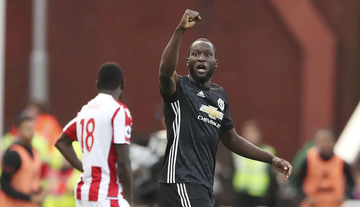 Striker Manchester United, Romelu Lukaku, melakukan selebrasi usai mencetak gol ke gawang Stoke City pada laga Premier League di Stadion bet365, Sabtu (9/9/2017). Manchester United bermain imbang 2-2 dengan Stoke City.(AP/Nick Potts)