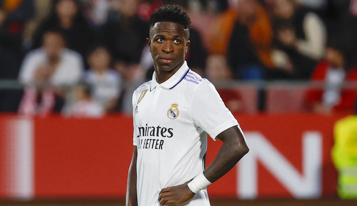 Pemain Real Madrid, Vinicius Junior, tampak kecewa setelah ditaklukkan Girona pada laga Liga Spanyol di Stadion Montilivi, Rabu (26/04/2023). (AP Photo/Joan Monfort)