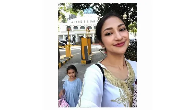 Melalui akun Instgramnya, ia kerapa membagikan momen bersama anak-anaknya. Begini potret kedekatan Rahma dan putri bungsunya.