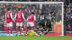 Pemain Bournemouth, Philip Billing (kanan) mencetak gol pertama timnya ke gawang Arsenal pada laga pekan ke-26 Liga Inggris 2022/2023 yang berlangsung di Emirates Stadium, London, Sabtu (04/03/2023). Billing mencatatkan namanya di papan skor ketika laga baru berjalan 9,11 detik. (AP Photo/Kin Cheung)