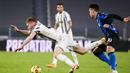 Striker Juventus, Dejan Kulusevski (kiri) terjatuh usai berebut bola dengan striker Inter Milan, Lautaro Martinez dalam laga leg kedua semifinal Coppa Italia 2020/21 di Juventus Stadium, Turin, Selasa (9/2/2021). Juventus bermain imbang 0-0 dan lolos ke final. (LaPresse via AP/Marco Alpozzi)
