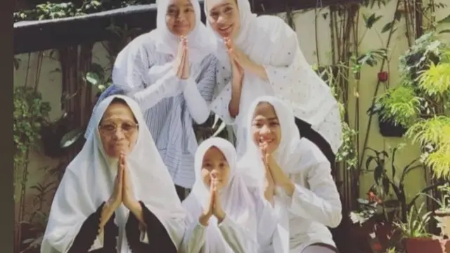 Alleia Anak Ariel Noah Pakai Hijab