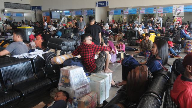 Penumpang Menumpuk di Pelabuhan Tanjung Perak Surabaya