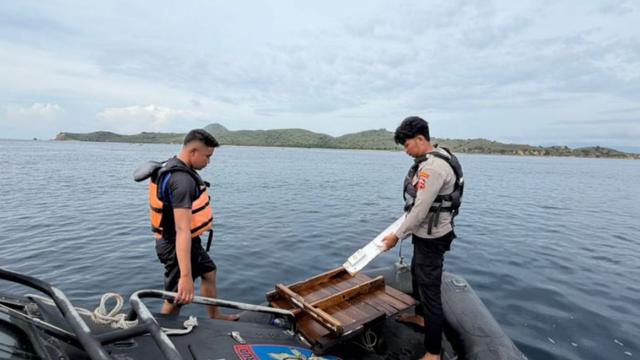 Tim SAR gabungan saat menemukan serpihan kapal badan kapal KM Putri Sakinah di perairan Pulau Padar, Labuan Bajo, Manggarai Barat, Nusa Tenggara Timur (NTT).