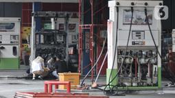 Petugas melakukan olah TKP mesin pompa usai kebakaran di SPBU Jalan MT Haryono, Jakarta, Senin (2/12/2019). Pelaku melarikan diri setelah mobil yang dikenadarainya menabrak mesin pengisian BBM sehingga menimbulkan kebakaran. (merdeka.com/Iqbal Nugroho)