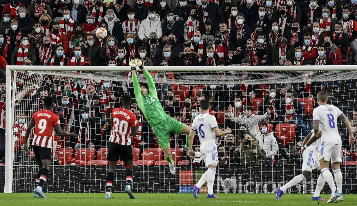Tuan rumah Athletic Bilbao memperoleh peluang pertama di menit ke-9 melalui Dani Garcia. Tembakannya ke sudut kanan atas gawang Real Madrid masih mampu dihalau kiper Thibaut Courtois. (AP/Alvaro Barrientos)