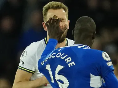 Laga Everton vs Tottenham dalam pertandingan lanjutan Liga Inggris 2022/2023, Selasa (4/4/2023) menghadirkan drama antara Harry Kane dan Abdoulaye Doucoure pada menit ke-58. (AP Photo/Jon Super)