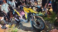 Suzuki memamerkan Suzuki V-Strom SX 250 di IMOS 2022. (Liputan6.com/Amal Abdurachman)