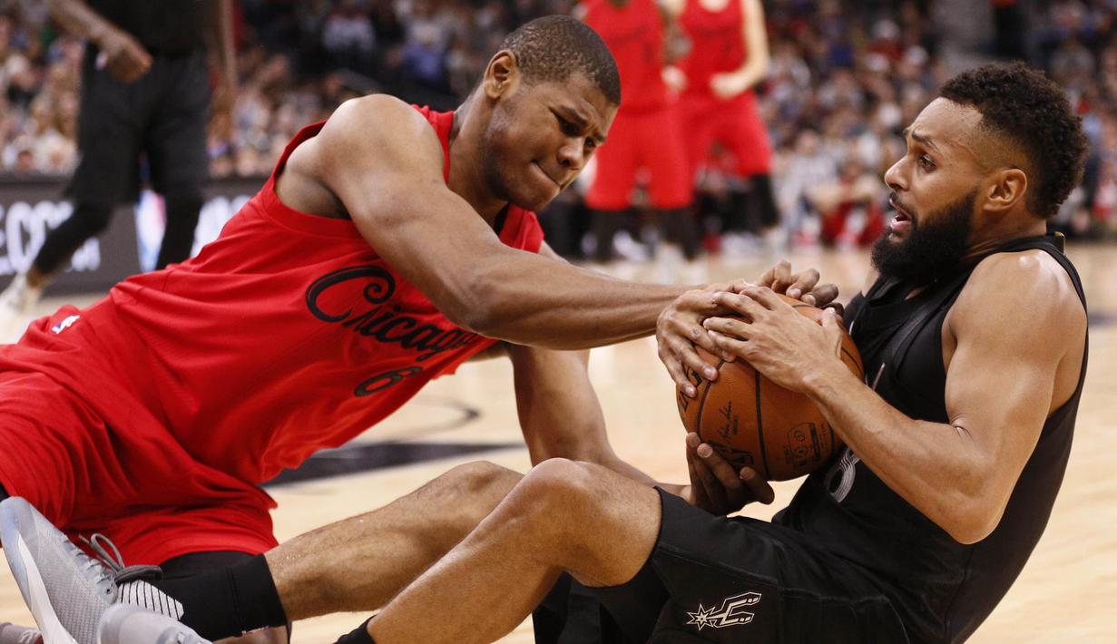 Pemain San Antonio Spurs, Patty Mills (kanan) berebut bola dengan pemain Chicago Bulls, Cristiano Felicio (kiri) pada lanjutan laga NBA di AT&T Center, (25/12/2016). (Reuters/Soobum Im-USA TODAY Sports)