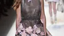 Supermodel Gigi Hadid berjalan di atas catwalk saat memperagakan busana karya rumah mode Fendi Spring/Summer 2017 di Milan, Italia, (21/9). Gigi Hadid tampak seksi dengan busana transparan. (AFP Photo/Giuseppe Cacace)