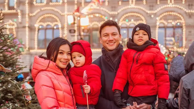 Titi Kamal dan keluarganya. (Foto: Instagram @titi_kamall)