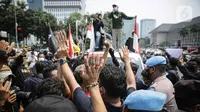 Massa Aliansi BEM SI saat menggelar aksi peringatan evaluasi dua tahun Kabinet Indonesia Maju di kawasan Patung Kuda, Jakarta, Kamis (21/10/2021). Aksi ini bentuk penyampaian aspirasi dan kritik atas kinerja pemerintahan Jokowi-Ma'ruf Amin. (Liputan6.com/Faizal Fanani)