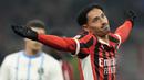 Pemain AC Milan, Tijjani Reijnders melakukan selebrasi setelah mencetak gol melalui tendangan jarak jauh ke gawang Sassuolo pada laga lanjutan Liga Italia 2024/2025 yang berlangsung di San Siro, Milan, Italia, Rabu (04/12/2024) dini hari WIB. (AP Photo/Luca Bruno)