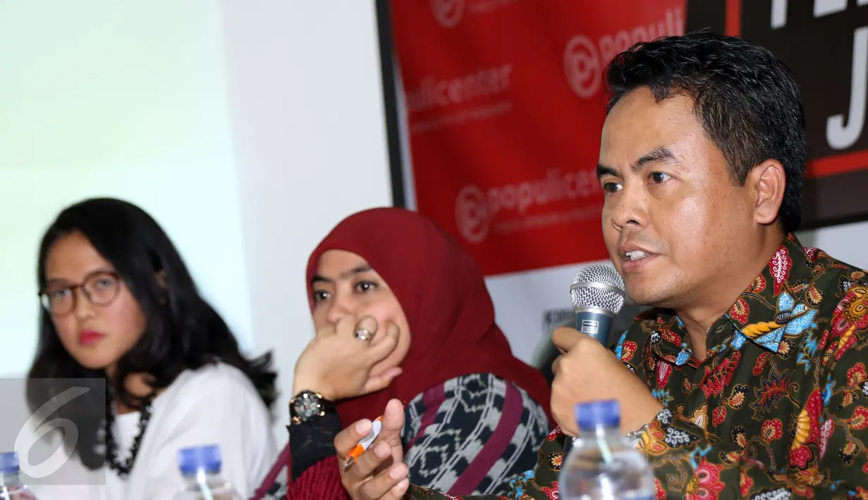 Usep S Ahyar (kanan) memberi pandangan saat diskusi bersama komisioner KPUD DKI Jakarta di gedung KPUD Jakarta, Kamis (12/1). Diskusi membahas Menakar Efektifitas Debat, Meraih Simpati Publik. (Liputan6.com/Helmi Fithriansyah)