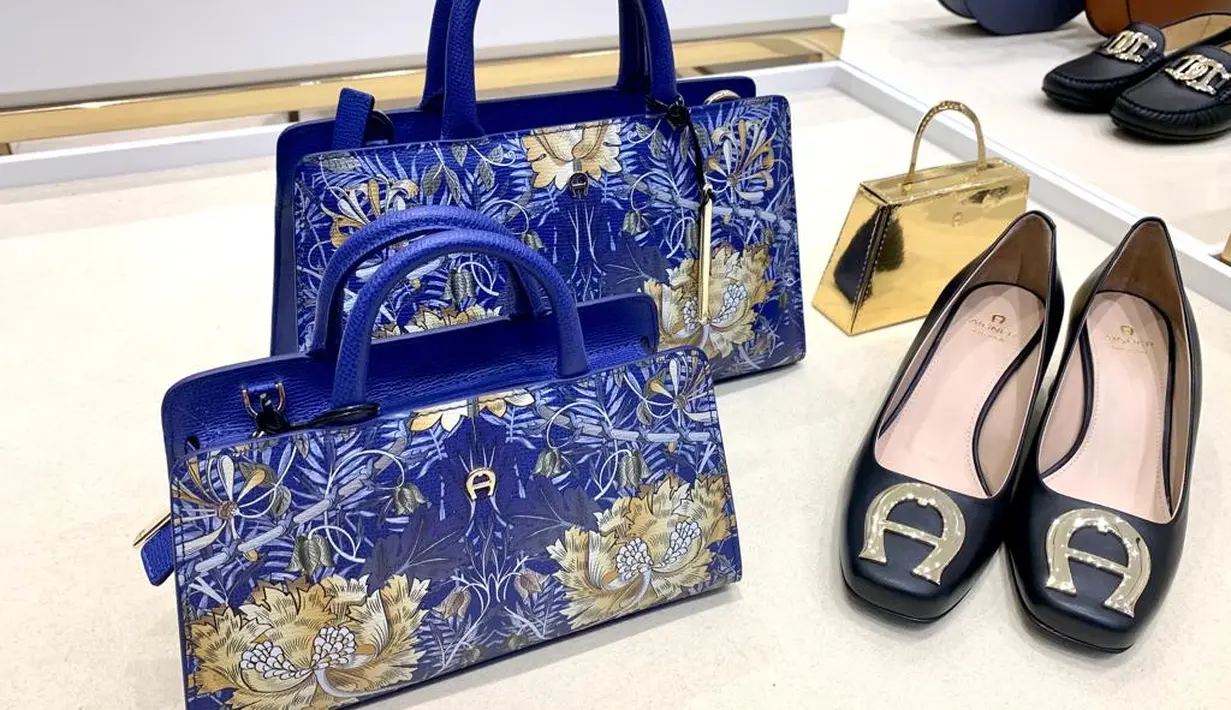 CYBILL Bag Honeysuckle menjadi sorotan utama dari pertunjukan ini, edisi khusus dari CYBILL Bag Stretch dan ikon nyata yang namanya dilindungi di seluruh dunia, tidak ada tas lain diperbolehkan untuk membawanya.