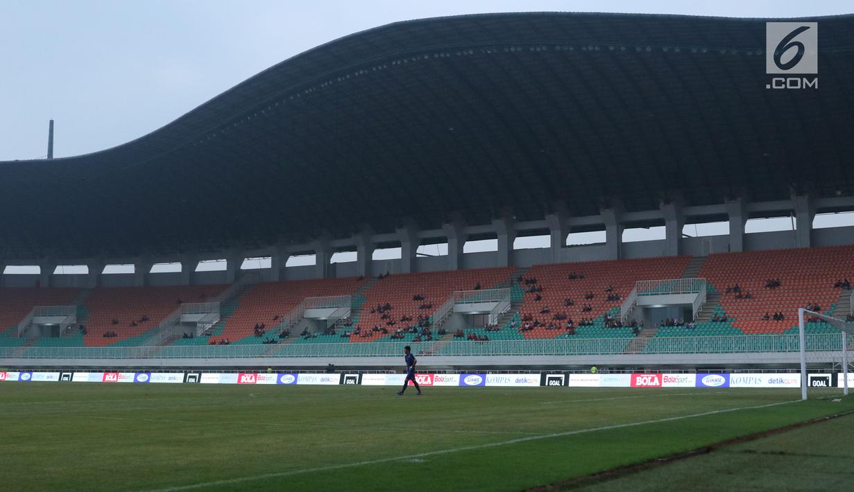 Suasana lapangan saat saat laga Bahrain melawan Korea Utara dihentikan sementara akibat lampu mati pada  PSSI Anniversary Cup 2018 di Stadion Pakansari, Kab Bogor, Kamis (3/5). Laga dimenangkan Bahrain 4-1. (Liputan6.com/Helmi Fithriansyah)