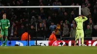Lionel Messi (kanan) usai gagal mengeksekusi penalti ke gawang Joe Hart (Reuters / Lee Smith)