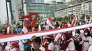 Peserta membentangkan bendera Merah Putih raksasa di kawasan Bundaran HI, Jakarta Pusat, Minggu (28/8/2022). Sebanyak 50.000 orang membentangkan bendera merah putih sepanjang 1.700 meter dari kawasan Monas hingga Bundaran HI yang merupakan rangkaian dalam memperingati Hari Kemerdekaan Indonesia dengan tema 'Pulih Lebih Cepat, Bangkit Lebih Kuat. (merdeka.com/Iqbal S Nugroho)