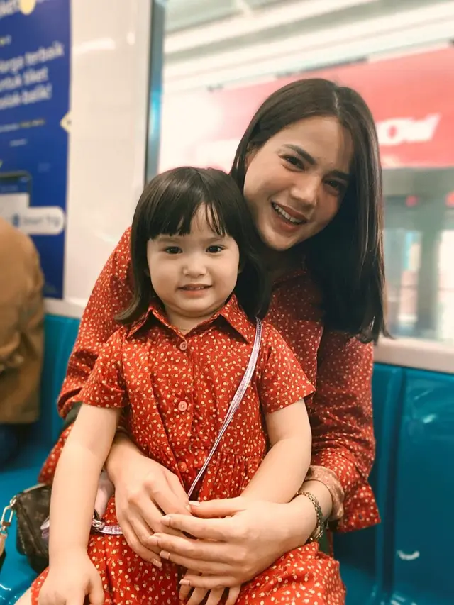 7 Potret Alice Norin dan Sang Putri Pakai Baju Couple, Kompak Banget