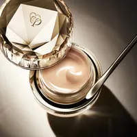 Simak keunggulan fThe Foundation dari Clé de Peau Beauté.