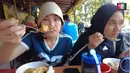"Hmmmm, ini parah enaknya nggak ada yang nandingin," kata Ayu yang tampak lahap makan bakso langganannya. [Youtube/Qiss You TV]