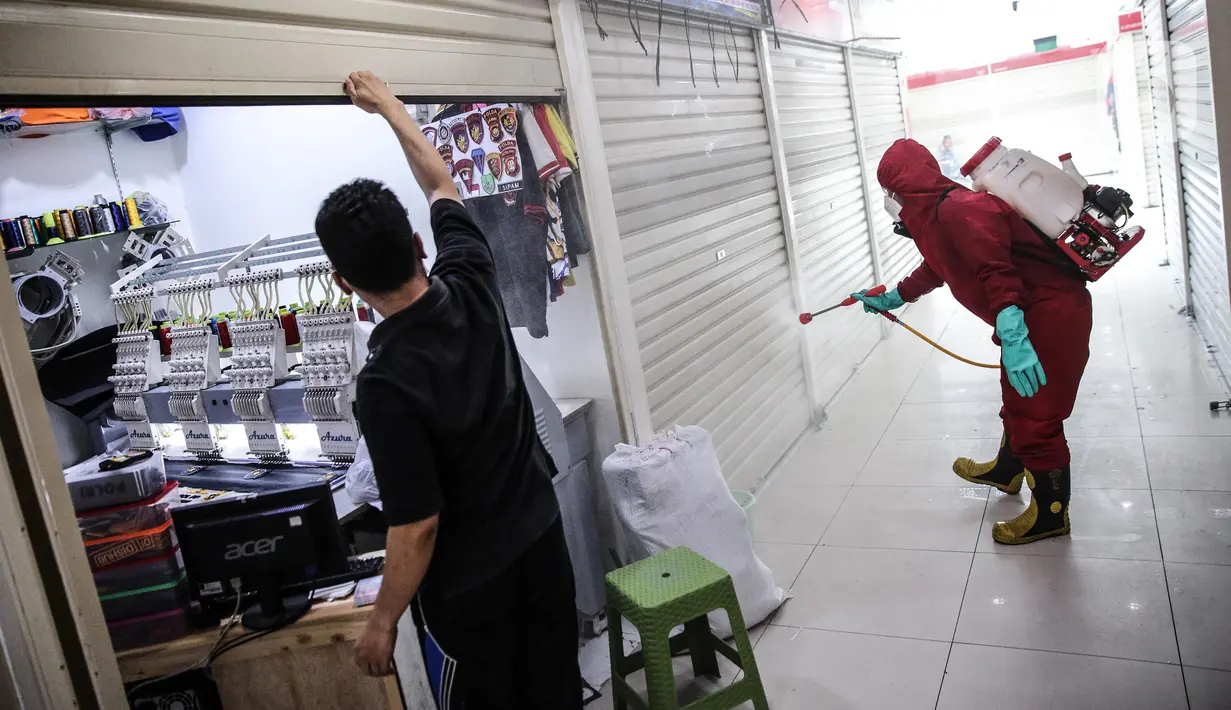 Dinas Penanggulangan Kebakaran dan Penyelamatan Provinsi DKI Jakarta melakukan penyemprotan cairan disinfektan di area perdagangan Pasar Senen, Jakarta, Selasa (9/6/2020). Kegiatan ini bertujuan untuk memutus mata rantai penyebaran Covid-19 khususnya di tempat keramaian. (Liputan6.com/Faizal Fanani)