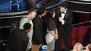 Host Piala Oscar 2017, Jimmy Kimmel mengajak masuk para turis ke perhelatan Academy Awards ke-89, di California, Minggu (26/2). Para turis ini tak pernah menyangka bahwa mereka seketika berada di dalam Dolby Theatre. (Kevin Winter/Getty Images/AFP)
