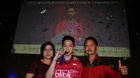 Pebulutangkis Kevin Sanjaya Sukamuljo (tengah) bersama orang tuanya usai penyerahan bonus juara All England 2017, Jakarta, Rabu (22/3/2017). (Liputan6.com/HelmiFithriansyah) 