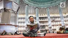 Umat Muslim membaca Al-Qur'an di Masjid Istiqlal, Jakarta, Jumat (7/3/2025). (Liputan6.com/Angga Yuniar)