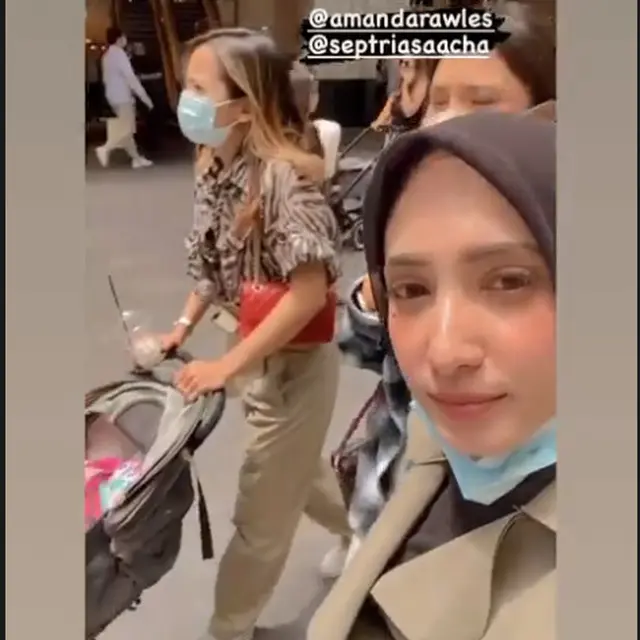 Sama-Sama di Australia, Ini 6 Momen Temu Kangen Acha Septriasa dan Amanda Rawles