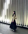 Adiba Khanza tampil feminin dengan long skirt yang dipadukan dengan cardigan. Bagian alas kaki, dia mengenakan sepatu kets