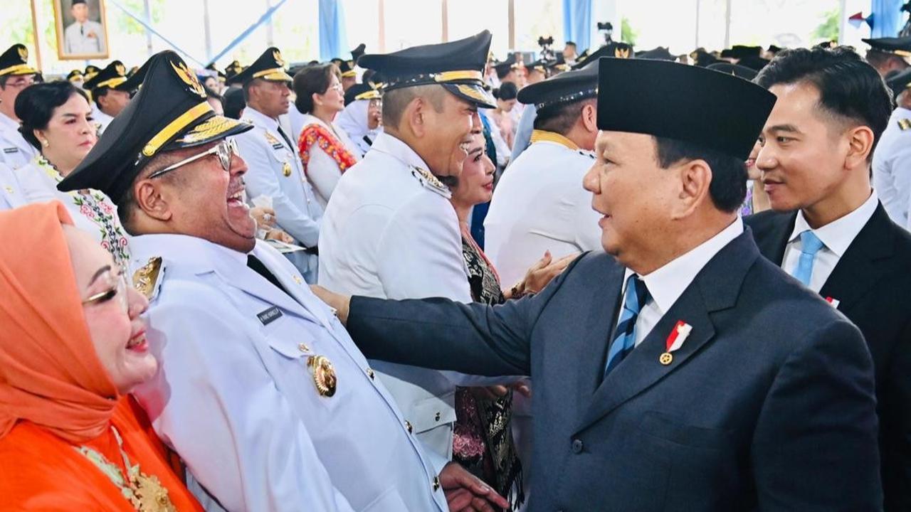 FOTO: Momen Akrab Prabowo Lantik Kepala Daerah, Tertawa Bareng Si Doel hingga Hormat ke Khofifah