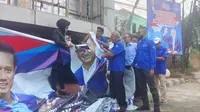 DPC Partai Demokrat merasa kecewa dengan melampiaskan menurunkan baliho dan merobek gambar Anies Baswedan bersama Agus Harimurti Yudhoyono (AHY), Jalan Tole Iskandar, Kota Depok.