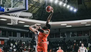 Pemain Pelita Jaya Perrin Buford melakukan dunk saat melawan Rans di game kedua playoff IBL 2026 (Dok IBL