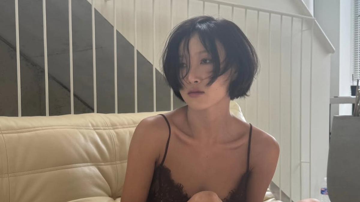 Bye-Bye Rambut Panjang, 6 Potret Tampilan Terbaru Hwasa dengan Potongan Rambut Super Pendeknya