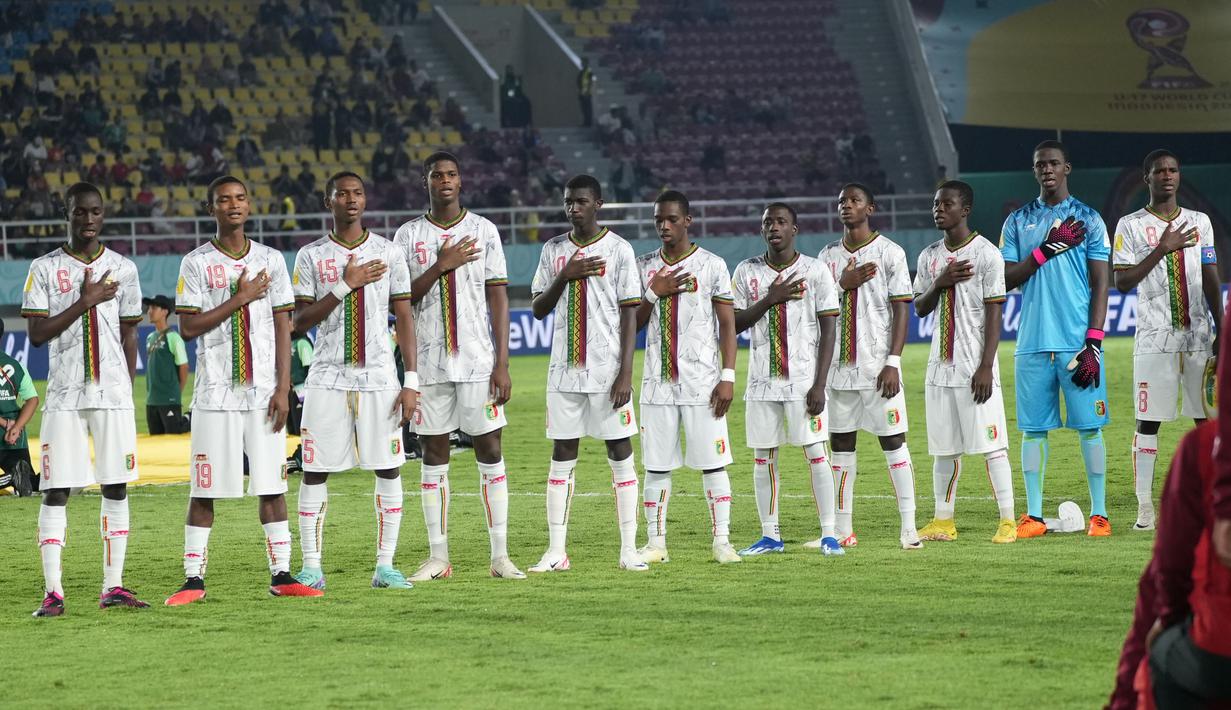 Starting XI Timnas Mali U-17 berbaris menyanyikan lagu kebangsaan Mali sebelum dimulainya laga perempat final Piala Dunia U-17 2023 menghadapi Timnas Maroko U-17 di Stadion Manahan, Solo, Sabtu (25/11/2023). (Doc. LOC WCU17/RKY)