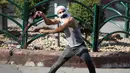 Seorang demonstran Palestina menggunakan katapel untuk melempar batu ke arah tentara Israel saat terjadi bentrokan usai aksi demonstrasi menolak rencana aneksasi Israel di Kota Hebron, Tepi Barat, Jumat (3/7/2020). (Xinhua/Mamoun Wazwaz)