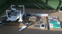 Barang-barang yang dibawa drone ke dalam lapas Oklahoma. (Reuters)