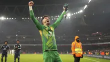 Altay Bayindir menjadi pahlawan Manchester United saat bersua Arsenal pada laga putaran ketiga Piala FA di Stadion Emirates, Minggu (13/1/2025) malam WIB. Altay menepis penalti&nbsp;Martin Odegaard pada waktu normal, dan sepakan 12 pas&nbsp;Kai Havertz pada adu penalti. Berkat kontribusi sang kiper, MU menang 5-3 (1-1) atas Arsenal lewat adu penalti. (AP Photo/Kin Cheung)