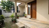 11 Cara Memadukan Warna Keramik dan Cat Dinding Teras agar Rumah Kecil Terlihat Modern