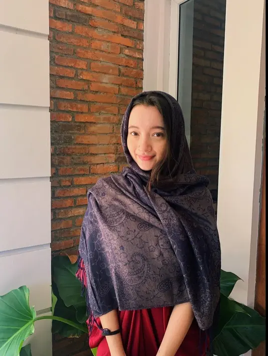 Kali ini ukuran kain kerudung lebih lebar, Megan Domani sengaja memilih kerudung bermotif. Tak heran jika penampilan Megan Domani saat mengenakan kain kerudung ini bikin pangling netizen yang melihatnya. (Liputan6.com/IG/megandomani1410).
