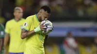 Penyerang Brasil, Neymar, bersiap-siap melakukan eksekusi penalti ke gawang Bolivia dalam lanjutan Kualifikasi Piala Dunia 2026 di Stadion Mangueirao, Belem,&nbsp;Brasil, Sabtu (9/9/2023) pagi WIB. (AP Photo/Bruna Prado)