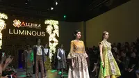 Alleira Batik menyuguhkan Luminous di Plaza Indonesia Fashion Week 2017.