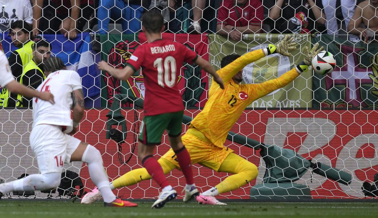 <p>Kiper Timnas Turki, Altay Bayindir kebobolan gol pertama lewat tendangan gelandang Timnas Portugal, Bernardo Silva pada laga matchday kedua Grup F Euro 2024 Westfalenstadion, Dortmund, Jerman, Sabtu (22/6/2024). (AP Photo/Darko Vojinovic)</p>