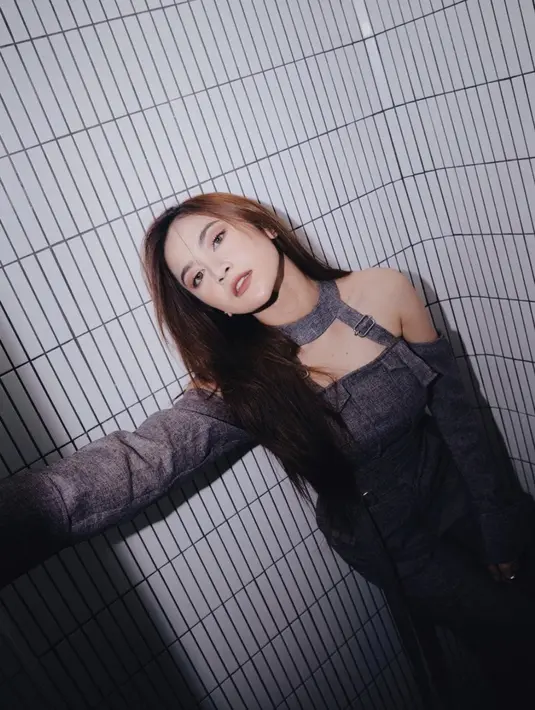 Menghadirkan aksen cutout pada gayanya, ia tak pernah gagal ciptakan kesan seksi elegan yang nyata.  [Foto: Instagram/ @mahaliniraharja]